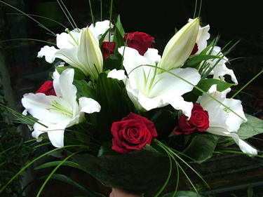 flower delivery Budapest - premium red roses with oriental lilies  (15 stems)